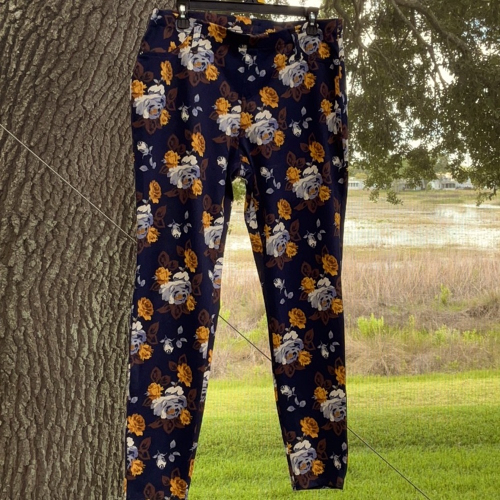 Women’s navy floral jeggings with a jeans style (belt loops, stitching)
Worn 1x